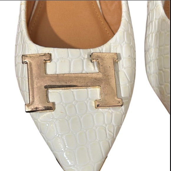 Women’s Off White Croc-Embossed Faux Leather Flats with “H” Gold Accent Sz 6.5 - Picture 8 of 13